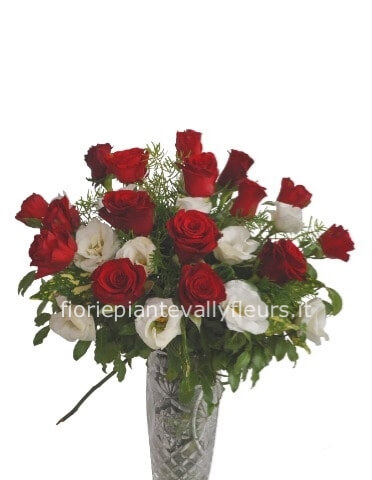 Bouquet con rose rosse e fiori bianchi