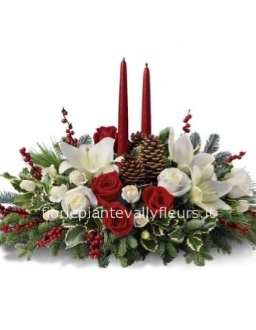 Composizione natalizia con fiori bianchi e rossi